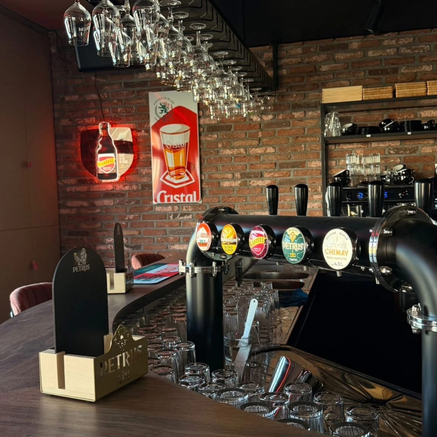 Bar met tapkraan en glazen — The Bar Office