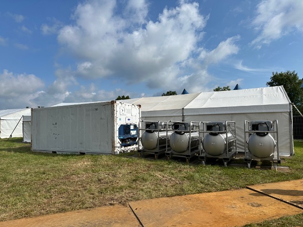 Festivalbar opstelling met koelcontainers en tanks — Atmoz